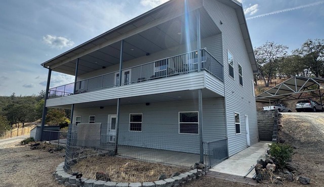 Breathtaking 4-bedroom with AC in Central Point, Or. Family & pet friendly! in Central Point