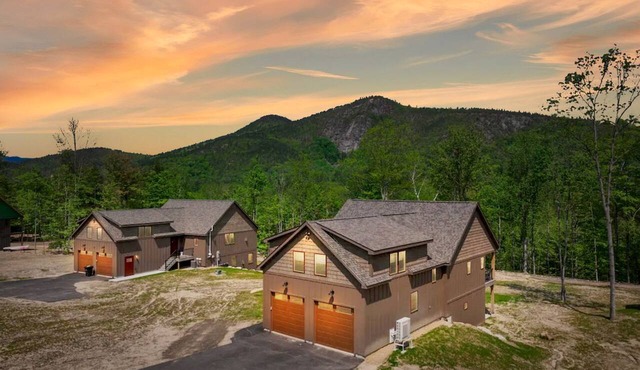 Breathtaking Cabin with Fireplace and Hot-tub in Bartlett, New Hampshire in Bartlett