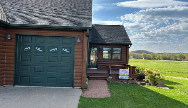 Breathtaking log cabin with stunning views. WILDROSE welcomes you! Hot tub ROCKS