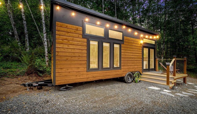 Breathtaking Tiny House with Jacuzzi and Outdoor Shower in Washington
