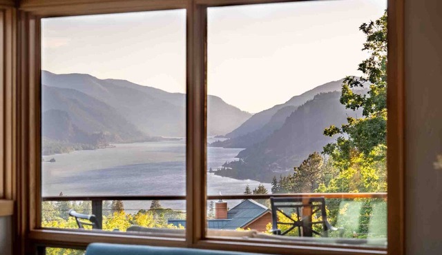 Breathtaking Views of Mt. Hood and Columbia Gorge, Huge Deck, Shuffleboard, Ping Pong, Trampoline