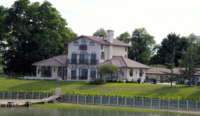 Breathtaking waterfront 5-bedroom house in charming Shelter Island with pool