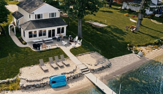 Brenda's Beach House - Sandy beach, gentle sloping lake bottom - Upper Crooked