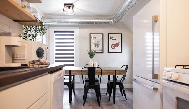 Bridge St Beauty, Brunch & Bars [4 Beds 1 Bath]