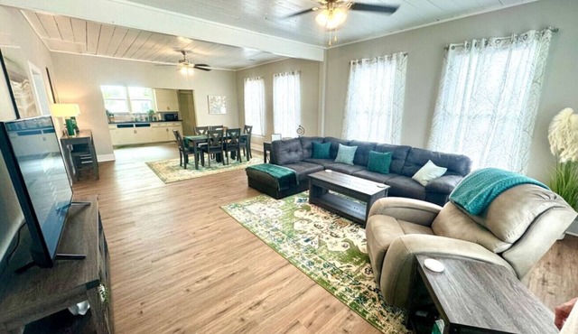Bright & Airy 2BR 1BA Home Near The Riverfront
