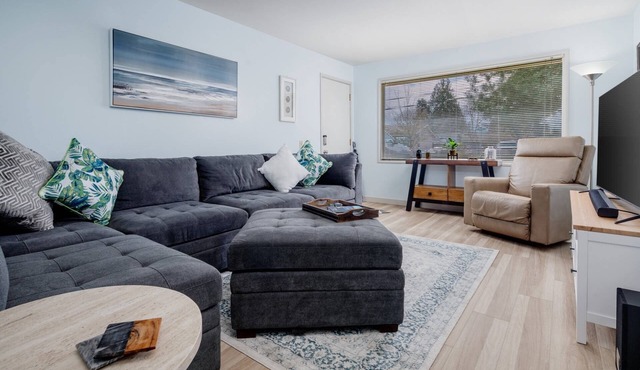 Bright and Delightful Renovation, Single Level, Fenced Backyard, 3 Blocks to MAX, 25 Min to Portland