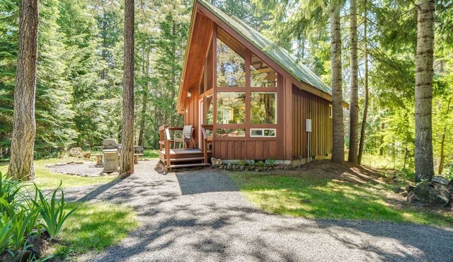 Bright and Open Cabin with Huge Windows near Hood River, Washington