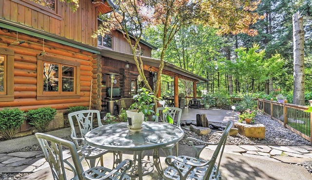 Bright Apt w/Deck < 12 Mi to Oregon Wine Country!