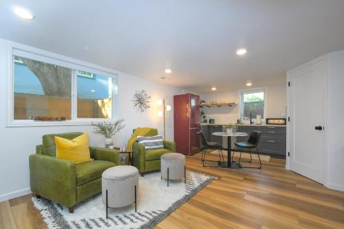 Bright & Modern Basement Apartment DT N'hood