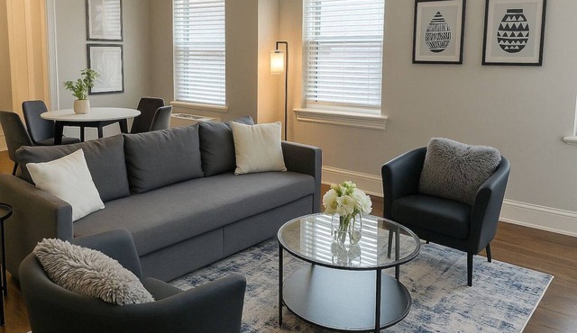 Bright & Spacious 2BR– Prime Hyde Park Location in Chicago
