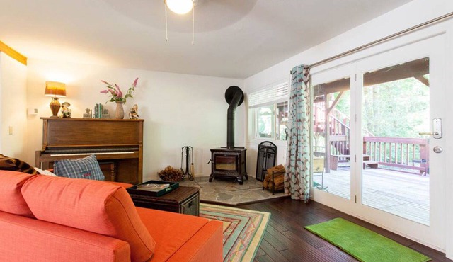 Bright Urban Guesthouse, Walk to Cafe and Shops, golf driving range at backyard
