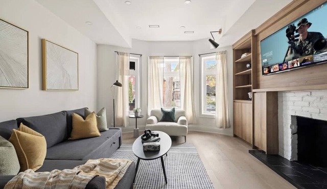 Bright West End Gem, Walk to Waterfront! in Toronto