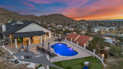Built Into A Mountain - Heated Pool & Sports Lounge