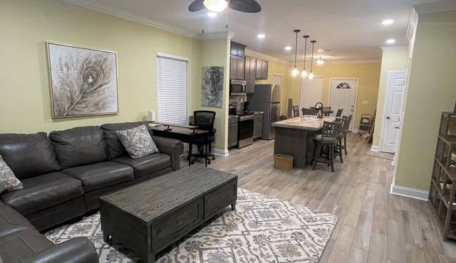 Business Ready or Game Day; Great location,7mls- LSU ; 3mls-SU; 3mls- BR Airport