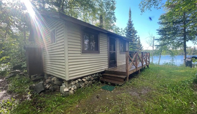 Cabin 3 "Kingfisher" 1 BR, 2 pp, overlooks lake, access to boats!