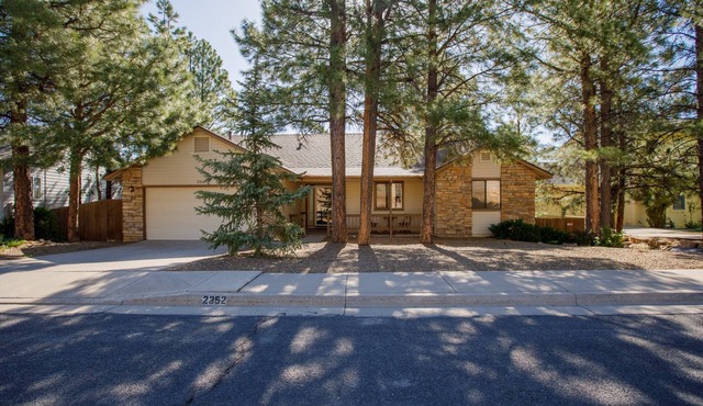 Cabin Getaway complete with Gameroom, hiking access, and huge deck!