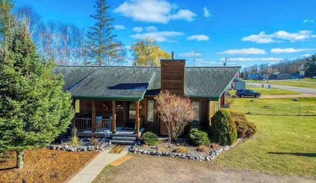 Cabin in Lakewood right on Snowmobile Trails!