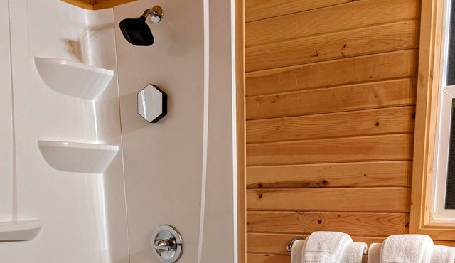 Cabin in the heart of Cascade Locks w/Jacuzzi tub