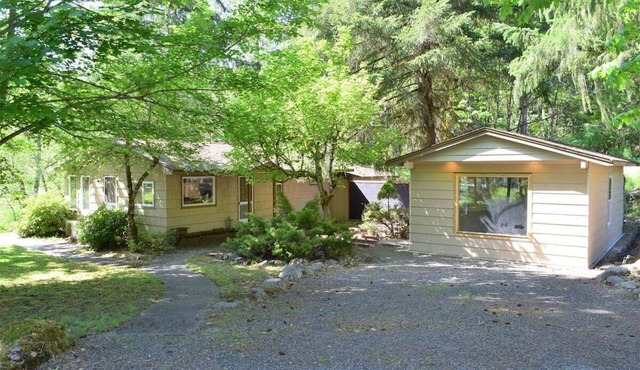 Cabin on the Creek | Hot tub, WiFi, Fireplace