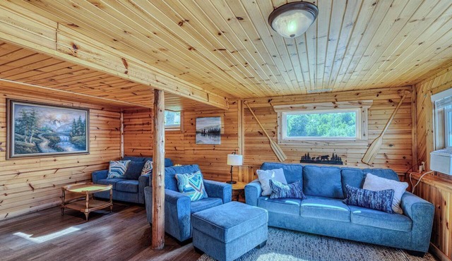 Cabin on the Lake w/6-Beds - Open for Hunting/Rifle Season - Pets Ok