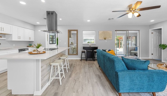 Calm Oasis Home, Pool, Walk to Restaurants in Rockledge