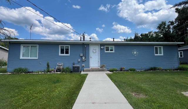 Canal Front Hideaway - 3 Bedroom 2 bath House with overnight boat docking