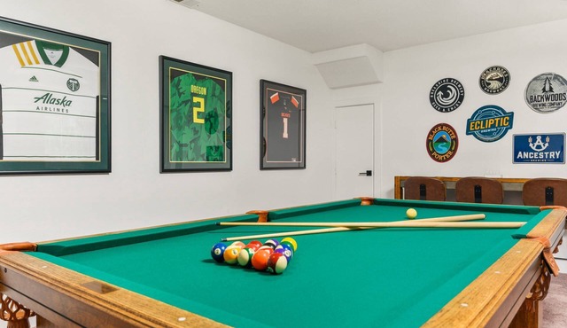 Captivating and Charming Retreat, Game Rooms, Pool Table, Foosball, 20 Min to Portland