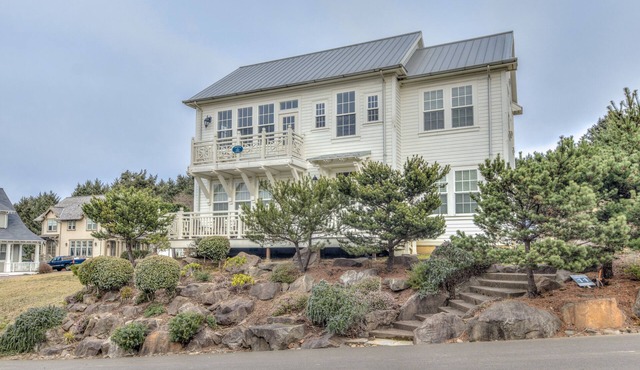 Carabel -Spacious/Beautiful New Hm w/Ocean Vws, Hot Tub Located in Roads End.