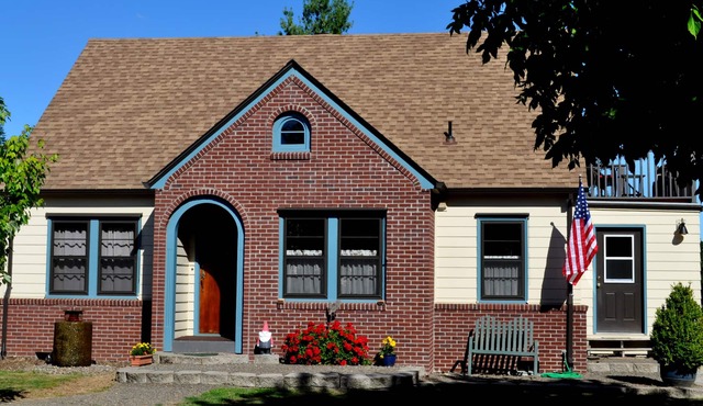 Carefully Restored Wilsonville Farmhouse next to Parks & Trails, 1 Mile to I-5