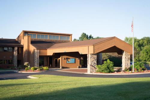 Carlton Lodge Hotel and Suites
