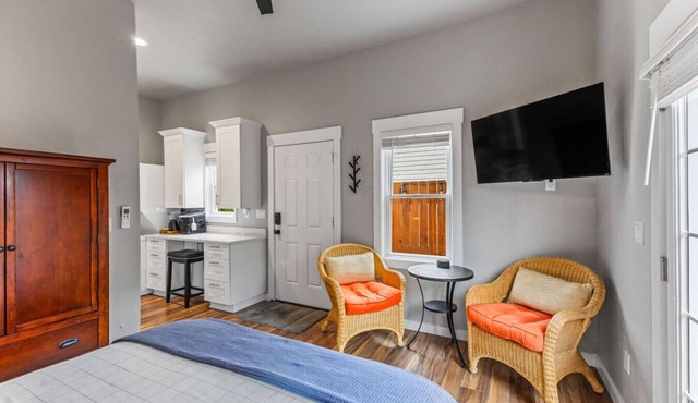 Carriage House · Brand New! Vine Street Carriage House