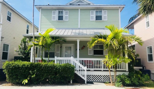 Casa Capri Beautiful Tropical with 3 King Suites - 2 miles to beach in Key West