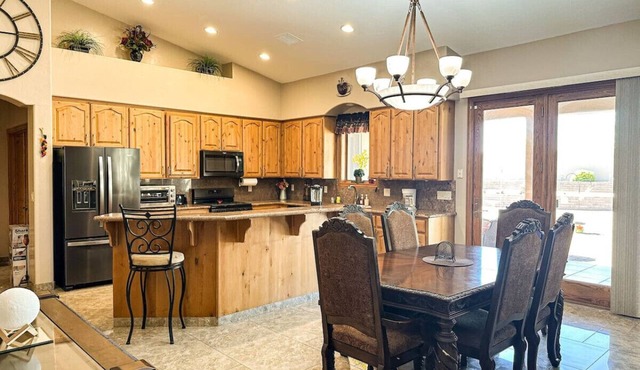 Casa Dutton- Beautiful Backyard Retreat in Hereford