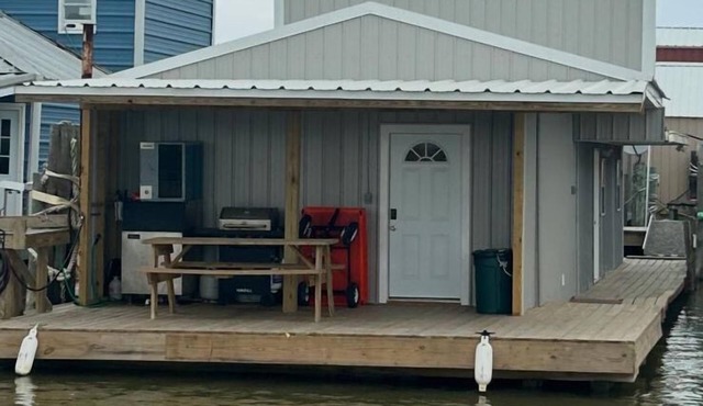 Catfish house boat for rent, sleeps 8,Ice machine. perfect place to fish 🐠