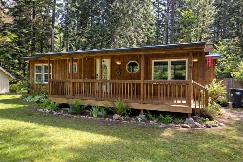 Cedar Cabin at Rainier Entrance-Hot Tub and Cinema