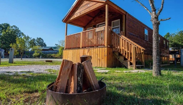 Cedar: Sleeps 3, Tiny Cabin, Pets, Near Park/Lake
