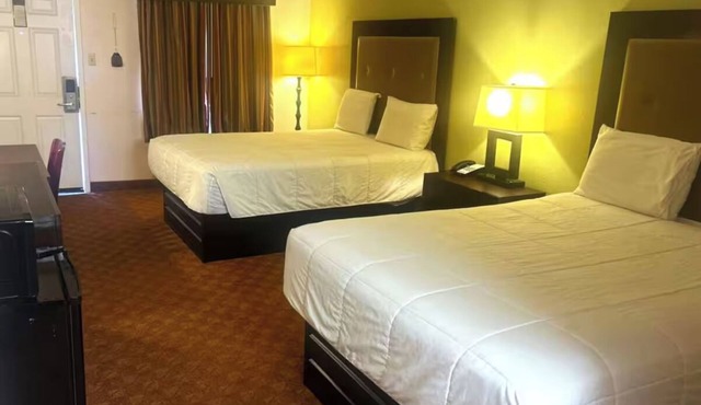 Central Location Near Leonard Park - 2 Rooms with 2 Queen Beds - Pet-Friendly