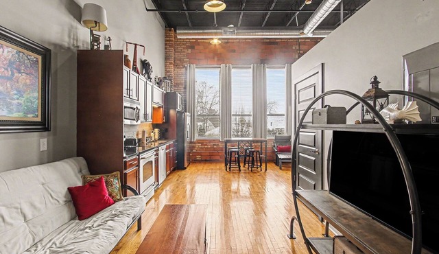 Central Lofts 213- All season pool, hot tub, in town