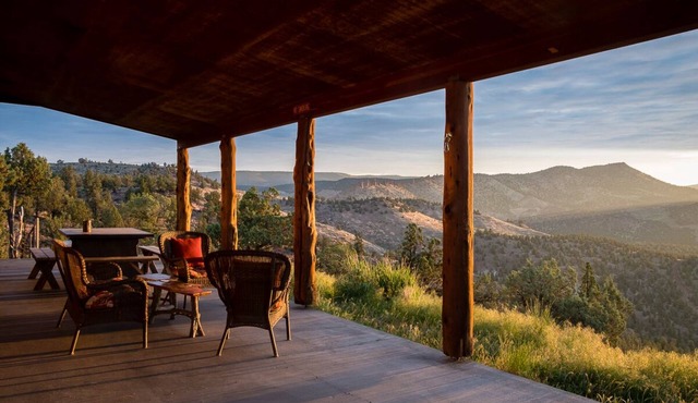 Central Oregon Getaway! Incredible Lake and Mountain views! Dark Sky Area!