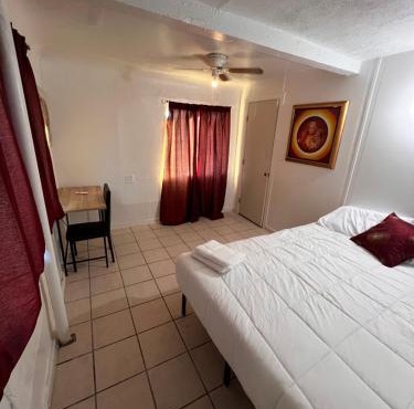 Central Phoenix Value Stay Red Room