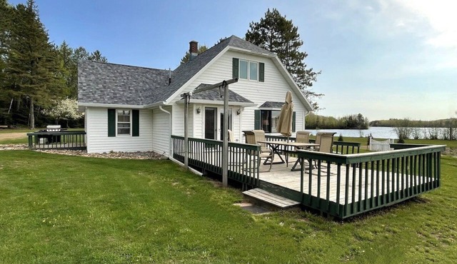 Chain of Lakes Lodge, 4-br lakefront with 2 docks
