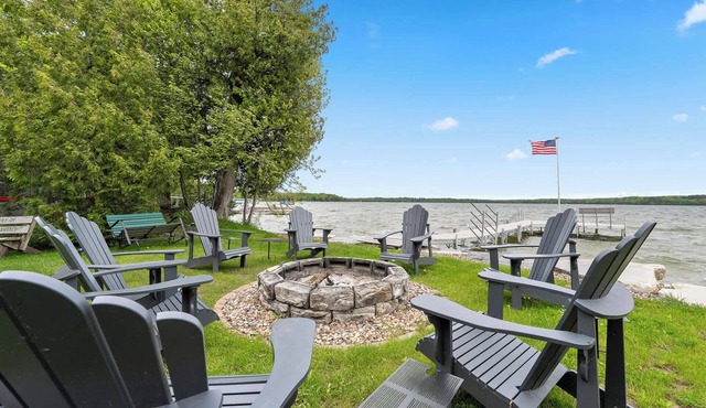 Chalet Cabin: Sunset Shores Kangaroo Lakefront