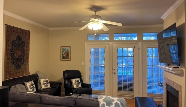 Charming 2-Bed/2-Bath condo w/Pool in fantastic Austin, near Domain & Arboretum