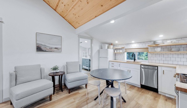 Charming 2-bedroom cabin in enchanting Rockaway Beach with WiFi