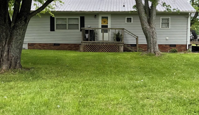 Charming 2-bedroom country cottage with WiFi, AC, 20 minutes from Bowling Green