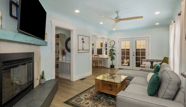 Charming 2-bedroom apartment in beautiful Long Beach with WiFi, AC, and Parking! in Long Beach
