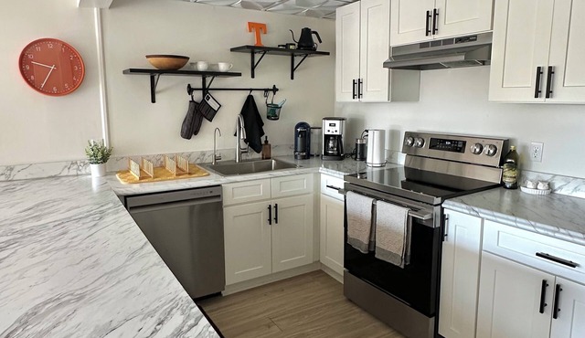 Charming 2-bedroom apartment in brilliant Knoxville with walkable campus access.