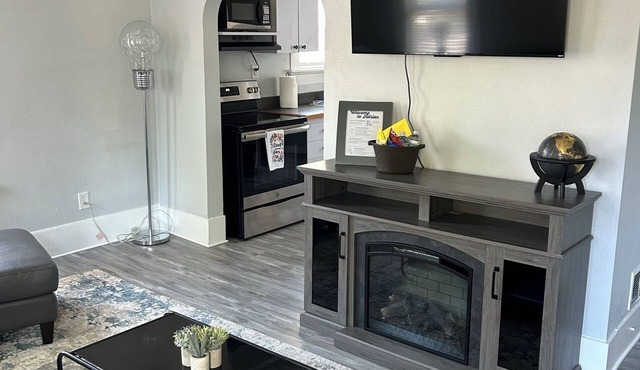 Charming 2-bedroom apartment in Adrian with WiFi access