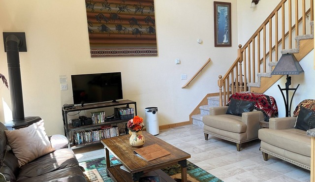 Charming 2-bedroom cabin with AC and WiFi in wonderful Ashford