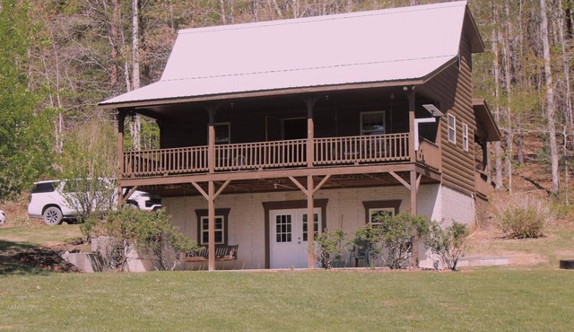 Charming 2-bedroom cabin with AC, WiFi in brilliant Cisco Ga. in Cisco